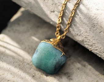 Collar con colgante de esmeralda en bruto: Joyería con gema chapada en oro