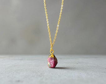 Collar delicado de rubí: colgante de piedra preciosa galvanizada en bruto sobre cadena chapada en oro de 18 quilates.