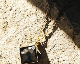 Collar facetado de ónix negro y oro