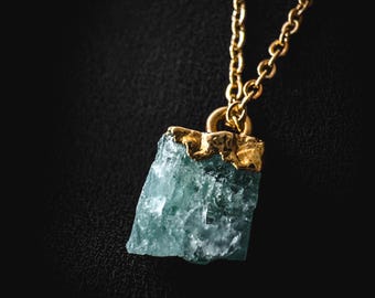 Collar delicado de amazonita: colgante de piedra preciosa galvanizada en bruto con cadena chapada en oro de 18 quilates.
