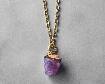 Collar delicado de turmalina rosa: colgante de piedra preciosa galvanizada en bruto con cadena chapada en oro de 18 quilates.