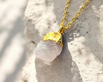 Collar delicado de cuarzo rosa: colgante de piedra preciosa galvanizada en bruto sobre cadena chapada en oro de 18 quilates.
