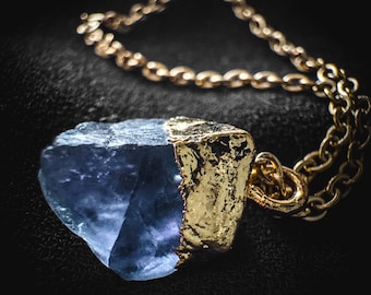 Collar de fluorita en bruto: delicado colgante de piedra preciosa galvanizada en cadena chapada en oro de 18 quilates.
