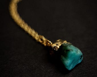 Delicado collar de esmeraldas: colgante de piedra preciosa en bruto con baño electrolítico en cadena chapada en oro de 18 quilates.