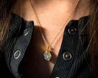 Collar de labradorita en bruto: colgante de piedra preciosa galvanizada en cadena chapada en oro de 18 quilates.