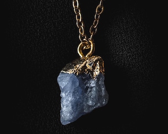 Collar delicado de tanzanita: colgante de piedra preciosa en bruto con baño electrolítico en cadena chapada en oro de 18 quilates.