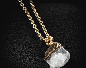 Collar delicado de piedra lunar: colgante de piedra preciosa galvanizada en bruto sobre cadena chapada en oro de 18 quilates.