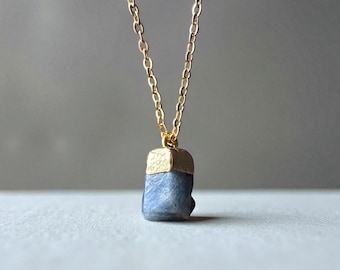 Collar delicado de zafiro: colgante de piedra preciosa galvanizada en bruto sobre cadena chapada en oro de 18 quilates.