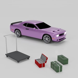Puede incluir: Un coche deportivo morado con ventanas negras y llantas plateadas. Un carro negro, un cofre rojo abierto y dos cajas verdes están en primer plano. El coche tiene un alerón y una toma de aire.