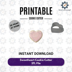 Può includere: Immagine digitale di un biscotto rosa a forma di cuore con la scritta "LUV" e un tagliabiscotti grigio. Sono visualizzati anche i testi "PRINTABLE COOKIE CUTTER" e "INSTANT DOWNLOAD". L'immagine è per un file STL di tagliabiscotti Sweetheart.