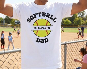 Softboll pappa t-shirt, softboll pappa present, hon spelar. Jag betalar, softbollälskare, softbolltränare, familjesoftboll, present från dotter, fars dag