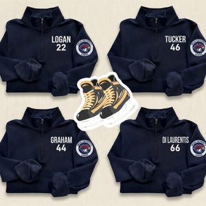 Könnte beinhalten: Marineblaue Pullover mit Viertelreißverschluss und weißem Text und Zahlen. Jeder Pullover hat einen Teamlogo-Aufnäher. Die Namen "LOGAN", "TUCKER", "GRAHAM" und "DI LAURENTIS" werden mit den Nummern 22, 46, 44 und 66 angezeigt. Ein Aufkleber mit Eislaufschuhen befindet sich in der Mitte.