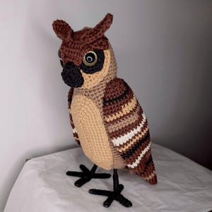 Patrón PDF digital original de peluche amigurumi de crochet en colores naturales de Oscar el búho