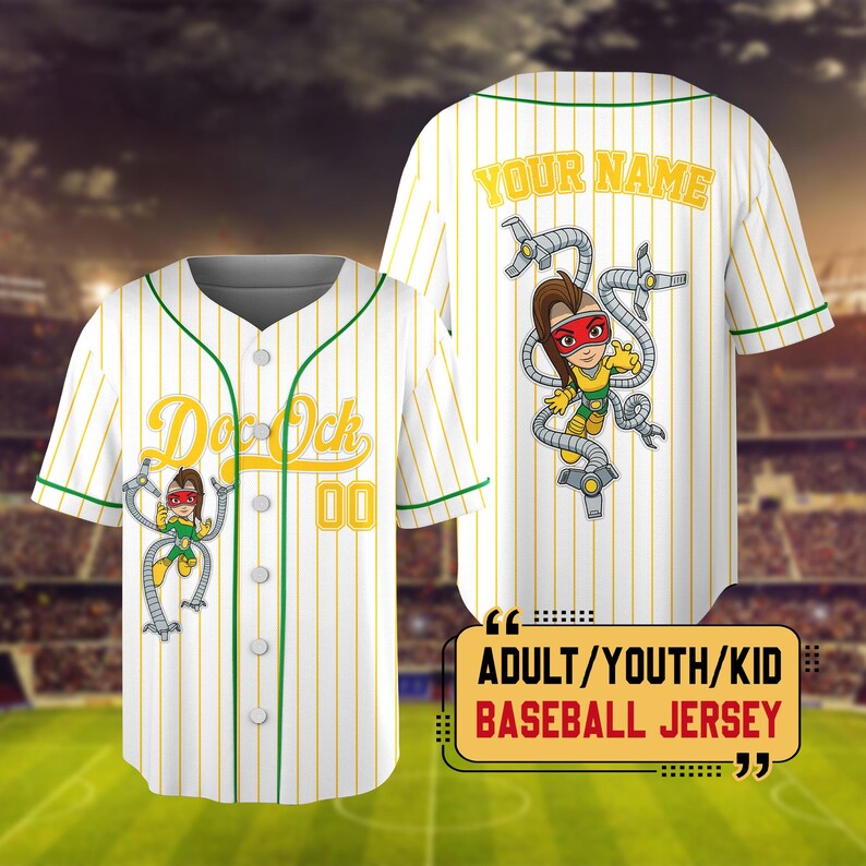 Puede incluir: Camiseta de b&eacute;isbol blanca con finas rayas amarillas, ribetes verdes y un gr&aacute;fico de dibujos animados de un personaje con brazos rob&oacute;ticos. En la parte delantera pone "Doc Ock" y "00". La parte trasera tiene "YOUR NAME". El texto en la parte inferior dice "ADULT/YOUTH/KID BASEBALL JERSEY".