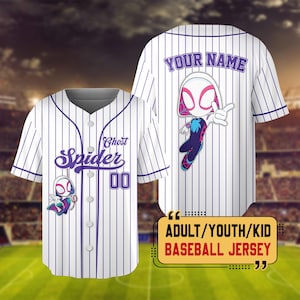 Puede incluir: Camiseta de b&eacute;isbol blanca con rayas moradas, con texto "Ghost Spider" y un gr&aacute;fico de dibujos animados. La camiseta incluye el texto "YOUR NAME" y el n&uacute;mero "00". Tambi&eacute;n se ve el texto "ADULT/YOUTH/KID BASEBALL JERSEY".