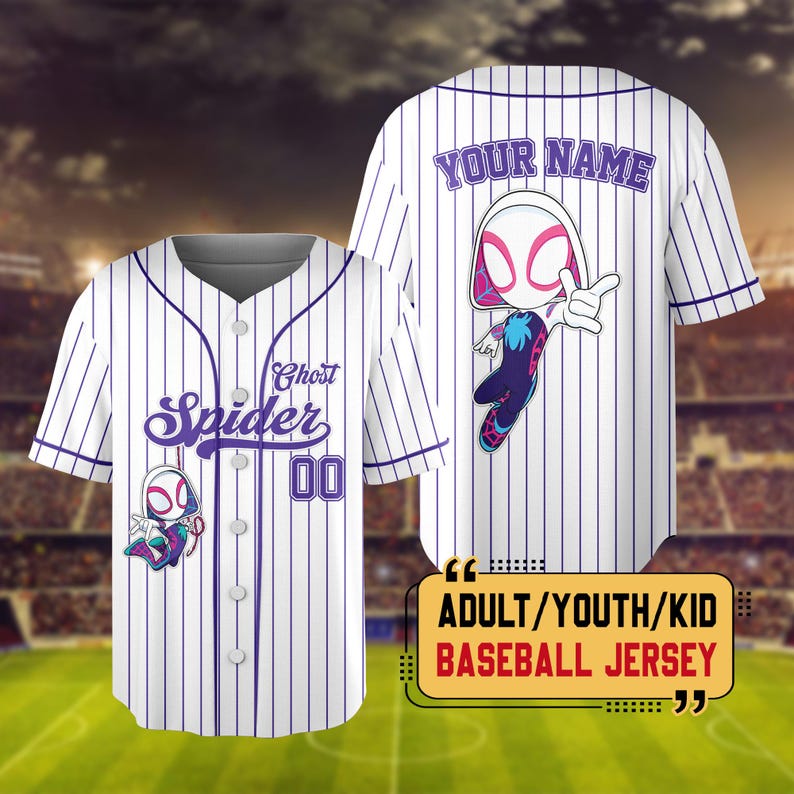 Puede incluir: Camiseta de b&eacute;isbol blanca con rayas moradas, con texto "Ghost Spider" y un gr&aacute;fico de dibujos animados. La camiseta incluye el texto "YOUR NAME" y el n&uacute;mero "00". Tambi&eacute;n se ve el texto "ADULT/YOUTH/KID BASEBALL JERSEY".