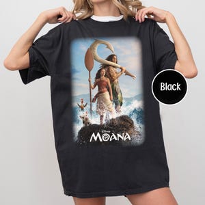 K&ouml;nnte beinhalten: Wei&szlig;er Keramikbecher mit schwarzem Henkel und dem Text "But First, Coffee" in schwarzer Schrift. Der Becher steht vor einem verschwommenen Hintergrund, der eine gem&uuml;tliche Umgebung andeutet.