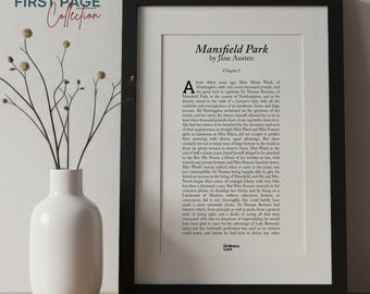 Peut inclure: Impression encadrée de la première page de "Mansfield Park" de Jane Austen. Le texte noir est sur fond crème, avec le titre en haut. Un vase blanc avec des fleurs séchées est à gauche.