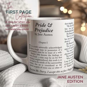 Puede incluir: Taza de cerámica blanca con texto de "Orgullo y Prejuicio" de Jane Austen. La taza muestra el título, el nombre del autor y una cita del Capítulo 1. También presenta el texto "The First Page Collection."