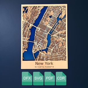 Puede incluir: Mapa de madera de la ciudad de Nueva York con un diseño detallado de las calles, con áreas de agua azules y una masa terrestre marrón claro. El texto "New York" y las coordenadas se muestran en la parte inferior. Incluye iconos de tipo de archivo: DFX, SVG, PDF y CDR.