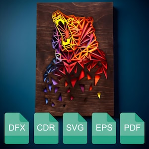 Könnte beinhalten: Wandkunst aus Holz mit einem geometrischen Bären-Design. Der Bär besteht aus geschichteten, farbigen Dreiecken in Rot, Orange, Gelb, Lila und Blau. Der Hintergrund ist dunkles Braun.