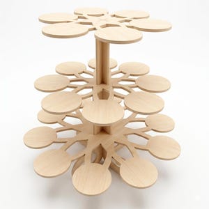 Puede incluir: Un expositor de madera clara de tres niveles con un diseño abierto único. Cada nivel presenta plataformas circulares conectadas por un soporte central, ideal para exhibir artículos. El expositor tiene un acabado de madera natural.