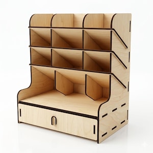 Puede incluir: Un organizador de escritorio de madera de color claro con múltiples compartimentos y un cajón. El organizador tiene un diseño escalonado con divisores angulados, creando varios espacios de almacenamiento. El cajón presenta un asa simple de color oscuro. La madera tiene un acabado natural.