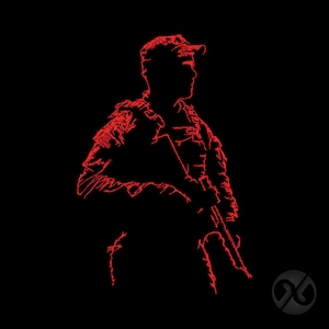 Könnte beinhalten: Rote Umrissillustration einer Person in Militäruniform, die ein Gewehr hält, vor schwarzem Hintergrund. Die Person trägt eine Kappe und taktische Ausrüstung. Das Bild hat einen minimalistischen, grafischen Designstil.