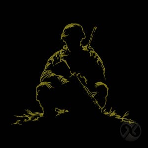 Könnte beinhalten: Gelb getönte Illustration eines Soldaten in geduckter Haltung, der ein Gewehr hält. Die Silhouette ist vor einem schwarzen Hintergrund dargestellt, mit Details, die militärische Kleidung und Ausrüstung andeuten. Das Kunstwerk hat einen strukturierten, pointillistischen Stil.