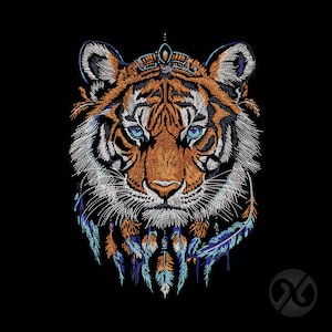 Può includere: Un disegno ricamato di testa di tigre con dettagli in filo arancione, nero e bianco. La tigre ha occhi blu penetranti ed è adornata con un copricapo decorativo e una serie di piume blu e arancioni pendenti sotto il mento.