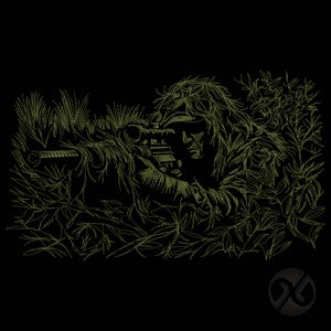 Puede incluir: Un diseño bordado en negro y verde oliva que muestra una figura con traje de camuflaje ghillie, situada entre follaje denso y hierba alta. La figura sostiene un rifle con mira telescópica, integrándose en el entorno natural circundante.