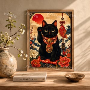 以下が含まれることがあります： 金色の鈴の首輪をつけた黒猫が赤いクッションの上に座っている様子を描いた額入りアートプリント。背景には赤い太陽、青い波模様、赤と白の花が描かれている。右側には赤い魚の飾りが吊り下げられている。