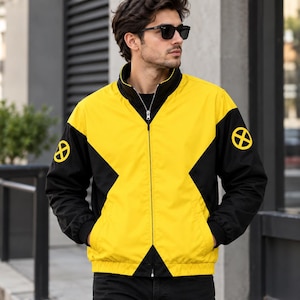 Peut inclure: Une veste zippée jaune et noire dotée d'un col montant, de manches longues à poignets élastiques et d'un emblème jaune X-Men sur chaque épaule. Le design présente un panneau central jaune avec des sections latérales noires et une fermeture éclair.