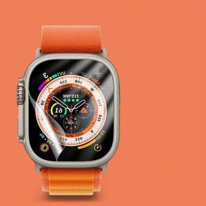 Pode incluir: Um smartwatch prateado com uma pulseira laranja é exibido em um fundo laranja. O mostrador do relógio mostra informações digitais e possui uma tela de proteção. A pulseira é feita de um material texturizado.