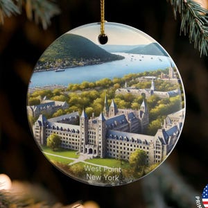 Puede incluir: Adorno navideño redondo de cerámica con una vista panorámica de West Point, Nueva York, con un río y edificios. El adorno tiene una cuerda dorada para colgar y el texto "West Point New York". Impreso en los EE. UU.