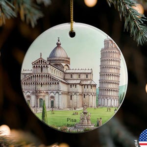 Può includere: Ornamento natalizio rotondo in ceramica con un'illustrazione dettagliata della Torre Pendente di Pisa e del Duomo di Pisa. L'ornamento ha un cordino dorato per appenderlo e la scritta "Pisa Italy".