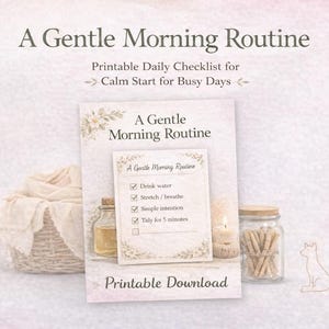 Könnte beinhalten: Eine druckbare tägliche Checkliste mit dem Titel „A Gentle Morning Routine“ mit floralem Design. Die Checkliste enthält Aufforderungen zum Wassertrinken, Dehnen, Setzen von Absichten und Aufräumen. Ein Korb, Gläser und eine Kerze sind ebenfalls im Bild.