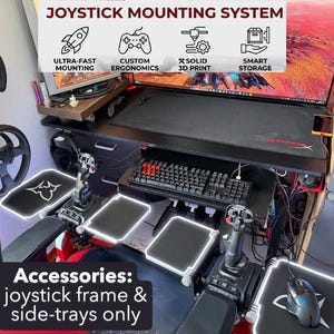 Könnte beinhalten: Ein Gaming-Setup mit einem Joystick-Montagesystem. Das Setup umfasst eine Tastatur, eine Maus und Joysticks. Der Text auf dem Bild lautet "JOYSTICK MOUNTING SYSTEM" und "Accessories: joystick frame & side-trays only."