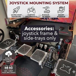 以下が含まれることがあります： 「JOYSTICK MOUNTING SYSTEM」のテキストが入ったジョイスティックマウントシステム。画像には、ジョイスティックフレームとサイドトレイを備えたゲーム設定が表示されています。超高速マウント、カスタム人間工学、3Dプリント、スマートストレージなどの機能があります。デジタルダウンロードのみ。