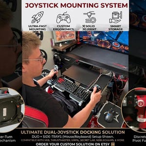 Peut inclure: Configuration de jeu avec un système de montage de joystick. L'image montre une personne utilisant une solution d'accueil à double joystick avec des plateaux latéraux pour une souris et un clavier. Comprend un montage ultra-rapide, une ergonomie personnalisée et un stockage intelligent. Le texte sur l'image indique "ULTIMATE DUAL-JOYSTICK DOCKING SOLUTION".