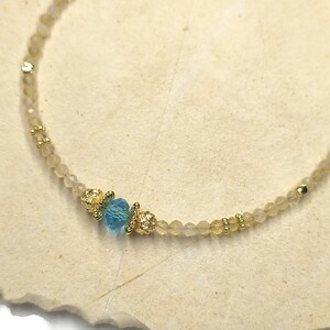Collar de piedras preciosas con topacio azul de Londres, citrino y cuentas espaciadoras chapadas en oro de 18 quilates. Piedras naturales, litoterapia.