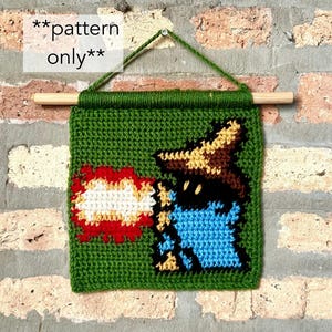 Puede incluir: Un tapiz de pared verde tejido a ganchillo con un diseño de personaje pixelado. El personaje es azul, marrón y negro, con una llama roja y blanca. El texto "pattern only" es visible en la esquina superior izquierda.