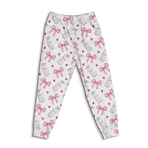 Puede incluir: Un juego de tres tazas de cer&aacute;mica con un esmalte moteado de color crema. Cada taza presenta un dise&ntilde;o floral pintado a mano en tonos azules, verdes y amarillos. Las tazas tienen una forma simple y redondeada y un asa c&oacute;moda.