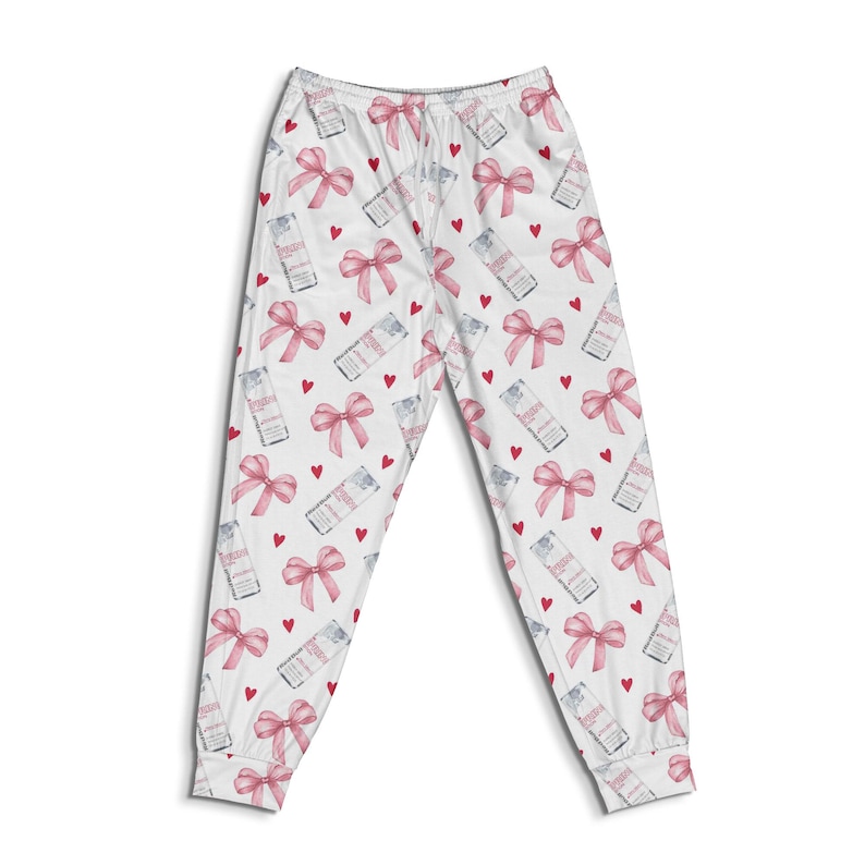 Puede incluir: Un juego de tres tazas de cer&aacute;mica con un esmalte moteado de color crema. Cada taza presenta un dise&ntilde;o floral pintado a mano en tonos azules, verdes y amarillos. Las tazas tienen una forma simple y redondeada y un asa c&oacute;moda.