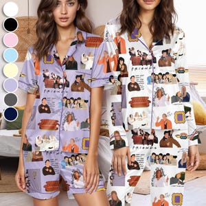 Può includere: Set di pigiami a due pezzi con un motivo ripetuto di personaggi e immagini della serie TV "Friends". Un set è lavanda, l'altro bianco. Entrambi i set hanno top con bottoni a maniche corte e pantaloncini o pantaloni lunghi.