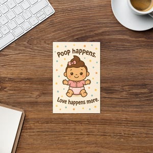 Tarjeta divertida para baby shower de niña: "La caca ocurre. El amor ocurre aún más". Bonita tarjeta de felicitación para recién nacida: revelación de género o regalo de bienvenida.