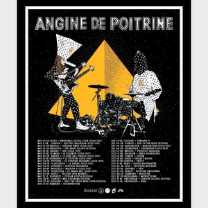 Peut inclure: Affiche de concert pour Angine de Poitrine, avec un groupe illustré. Un batteur et un bassiste en tenues à pois se produisent devant un fond noir et un triangle jaune. La liste des dates de la tournée est incluse.