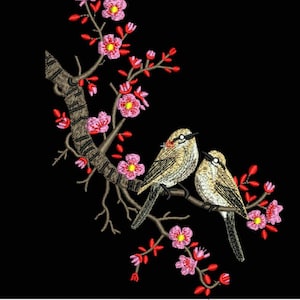 Può includere: Ricamo di due uccelli appollaiati su un ramo con fiori rosa e foglie rosse. Gli uccelli hanno piume marroni e beige, becchi neri e dettagli bianchi. Lo sfondo è nero.