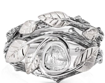 Conjunto nupcial de diamantes en bruto con diseño de ramas y anillos de boda de oro blanco de 14k con diseño de hojas.