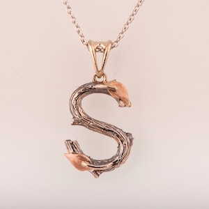 Colgante inicial, colgante de oro de 14 quilates, collar con inicial, colgante con S, collar con S, colgante con ramita, colgante con hojas